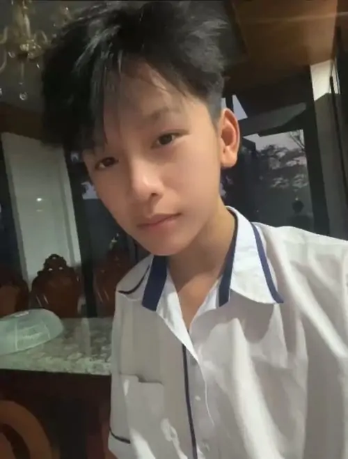 Trai dep K12 voi visual non tre phong cach gian di va net cuoi rat dung tuoi 13