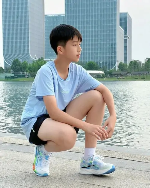 Trai dep Viet Nam 14 tuoi voi nu cuoi rang ro va doi mat sang long lanh gay an tuong manh me 12