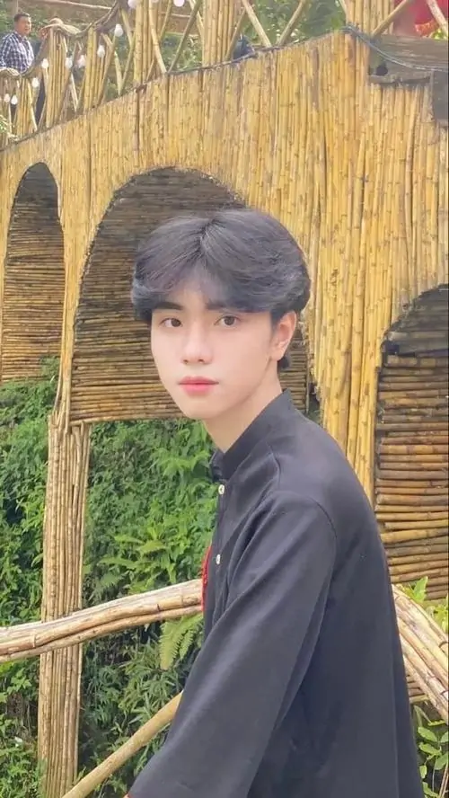 Trai dep Viet Nam 14 tuoi voi nu cuoi rang ro va doi mat sang long lanh gay an tuong manh me 4