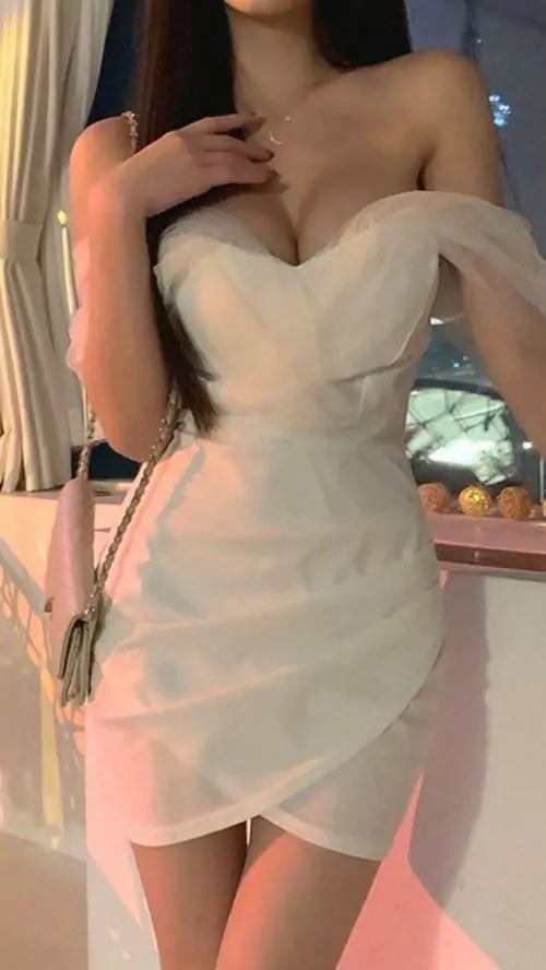 Tuyen tap anh nguoi dep mac vay trang ngan voi phom xoe mem bo vai gon va than thai cuon hut 12