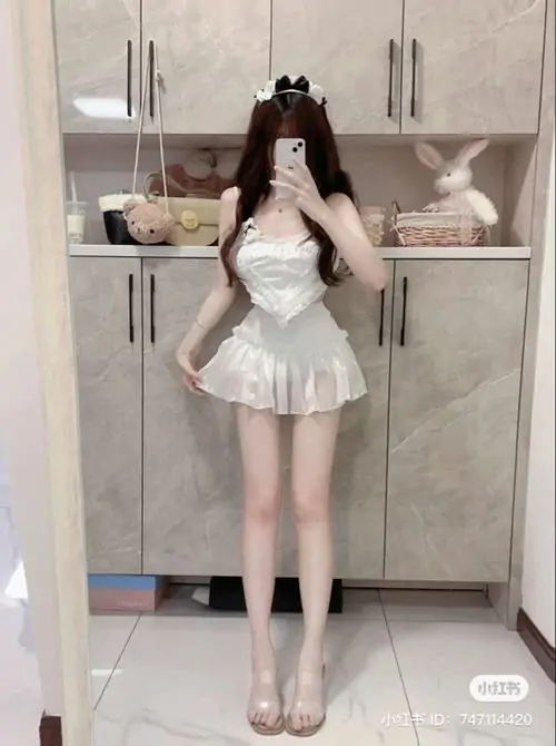 Tuyen tap anh nguoi dep mac vay trang ngan voi phom xoe mem bo vai gon va than thai cuon hut 14