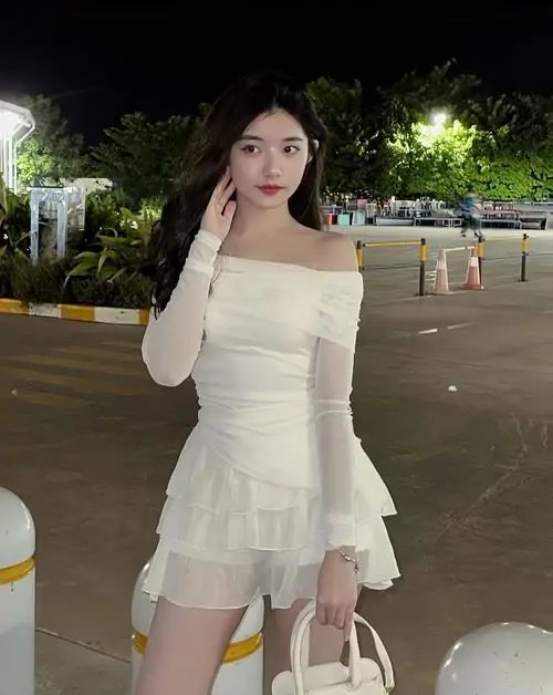 Tuyen tap anh nguoi dep mac vay trang ngan voi phom xoe mem bo vai gon va than thai cuon hut 3