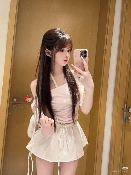 Tuyen tap anh nguoi dep mac vay trang ngan voi phom xoe mem bo vai gon va than thai cuon hut 5