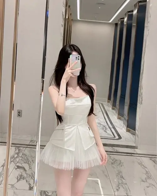 Tuyen tap anh nguoi dep mac vay trang ngan voi phom xoe mem bo vai gon va than thai cuon hut 7