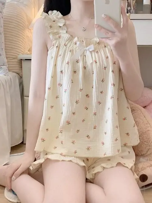 Chiếc váy kem chấm bi tạo cảm giác ảnh hot girl mặc đồ ngủ quyến rũ, cô nàng quay lưng nhẹ với tóc buộc gọn