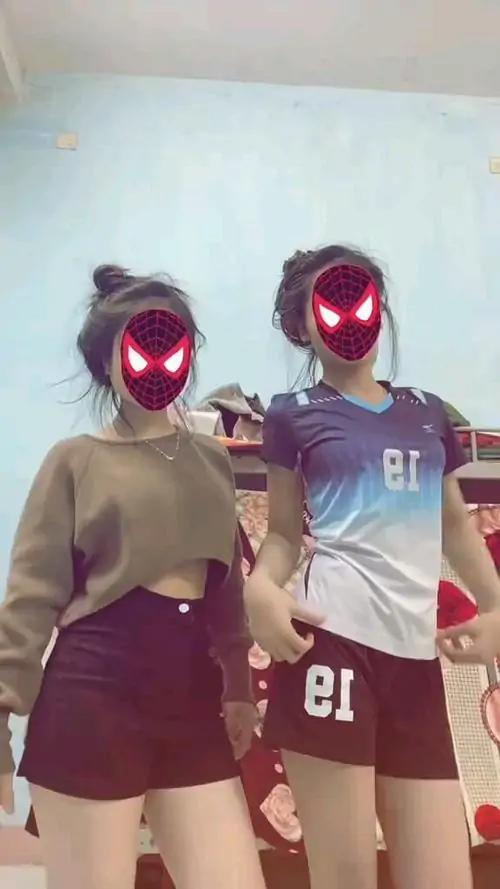 Hai cô gái đứng cạnh nhau trong outfit trẻ trung, tông sáng dịu và dáng pose gần gũi gợi cảm giác hình thiếu nữ nhảy xu hướng