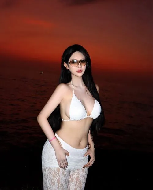 Góc máy chụp người mẫu bikini bên cầu cảng gỗ, trang phục dây mảnh màu trắng giúp vóc dáng thon gọn trông thanh thoát