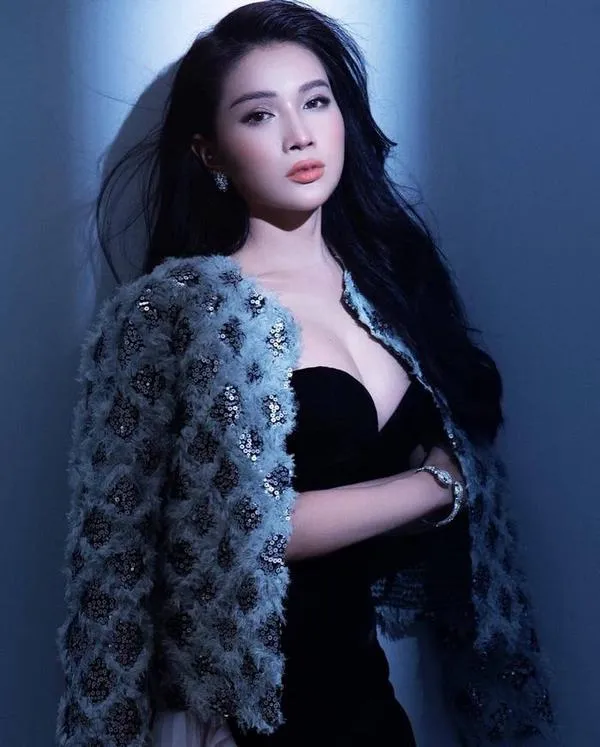 Buổi chụp hình bên hồ bơi dùng tông xanh mát, bikini trắng tối giản làm nổi bật xương quai xanh và nét mặt rạng rỡ