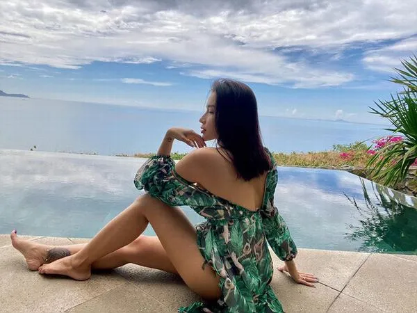 Nắng biển phản chiếu lên làn da trắng mịn, bộ bikini pastel tôn vòng một đẫy đà nhưng vẫn giữ cảm giác nhẹ nhàng