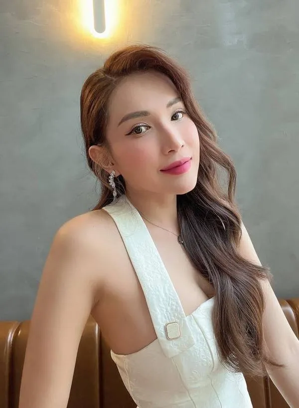 Tạo hình áo tắm hai mảnh bên hồ bơi vô cực làm nổi bật vòng eo con kiến, mái tóc búi cao và nụ cười sáng tự nhiên