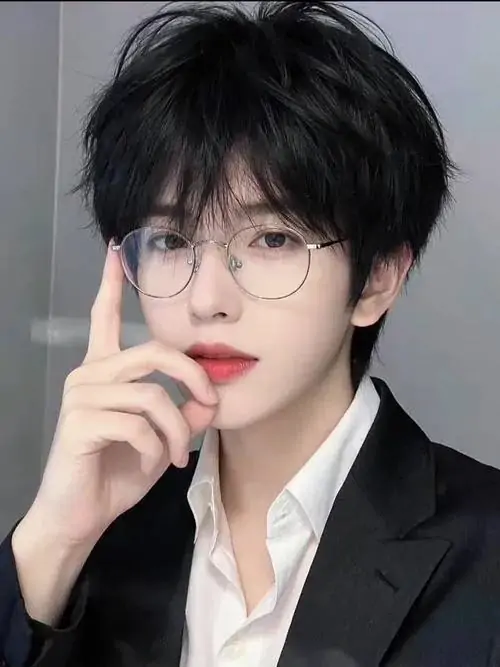 Đứng giữa cánh đồng hoa hướng dương rực rỡ trai đẹp diện chiếc áo sơ mi họa tiết hoa văn nhã nhặn nở nụ cười tỏa nắng sưởi ấm cả không gian