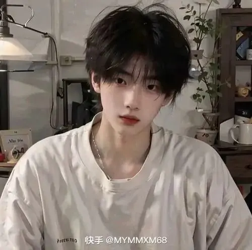 Thả dáng lãng mạn dưới mưa phùn mùa xuân một hình ảnh hot boy lãng tử che ô trong suốt mặc áo khoác măng tô dài màu nâu trầm ấm áp cổ điển
