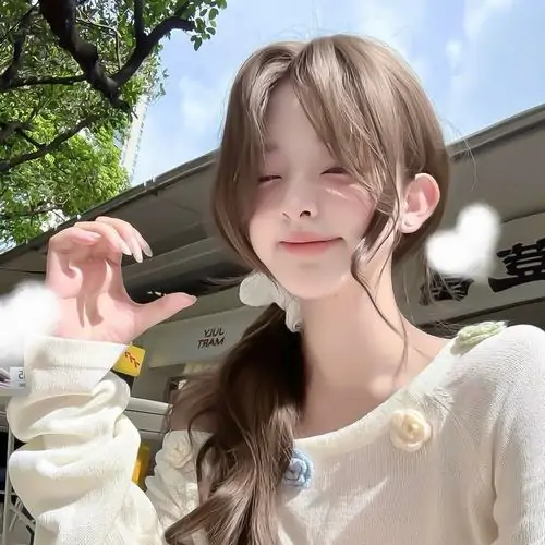 Ánh sáng ngoài trời phủ lên cô gái áo kem cầm hoa trắng, mái tóc nâu mềm và nụ cười nhẹ làm khung hình ấm áp