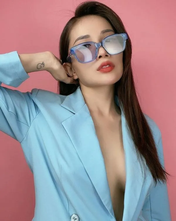 Kính râm bản lớn và blazer xanh giúp cô nàng trông sang hơn, cổ áo mở sâu tạo nét gợi cảm hiện đại nhưng vẫn tinh tế