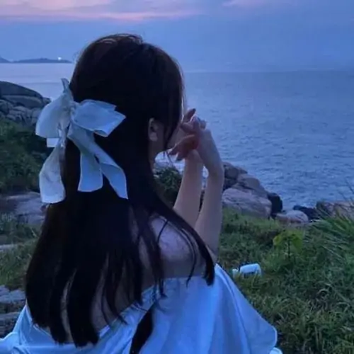 Tà váy len màu kem nhẹ nhàng bay trong gió chiều giữa công viên ngập tràn lá vàng rơi tạo nên bóng hình một gái đẹp quay lưng cuốn hút.