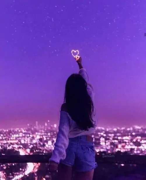 Kệ sách gỗ cao vút ngập tràn những cuốn tập dày cộm làm nền cho một ảnh góc nhìn sau lưng mộc mạc của cô sinh viên chăm chỉ.