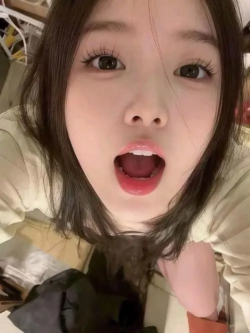 Góc selfie sát mặt ghi lại biểu cảm ngạc nhiên của cô gái tóc nâu, làn da sáng và ánh mắt tròn tạo nét ảnh thiếu nữ triệu view