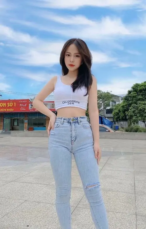 Quảng trường rộng tạo cảm giác thoáng cho cô gái áo hai dây trắng, quần jean xanh nhạt, tóc xõa ngang vai và dáng đứng thẳng