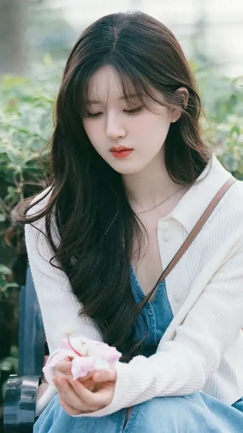 Ảnh gái xinh sở hữu mái tóc đen dài thướt tha diện chiếc áo len trắng tinh khôi ngồi tựa lưng vào lan can gỗ ngoài sân vườn thoáng đãng