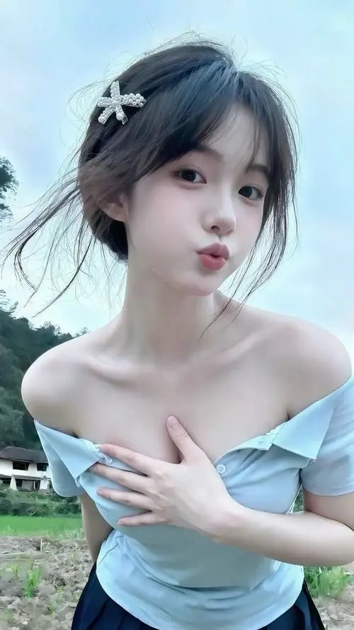 Mỹ nhân diện chiếc áo trễ vai màu xanh ngọc bích khoe trọn xương quai xanh quyến rũ dưới bầu trời trong xanh lộng gió ngày hè oi ả