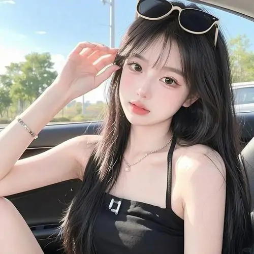Trên ghế ô tô, cô gái tóc dài mặc áo đen lệch vai, kính đặt trên đầu và ánh sáng nắng tạo màu ảnh trong trẻo