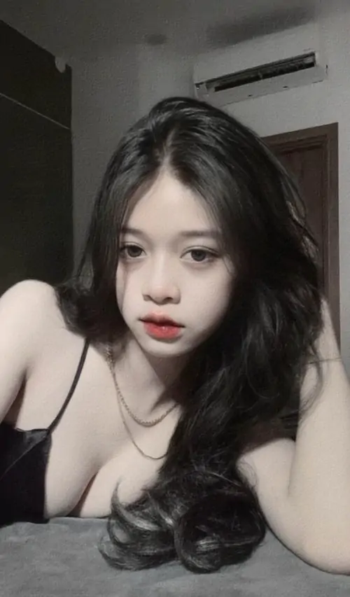 Chiếc váy hoa nhí giúp cô gái tóc dài ngồi bên cửa sổ trông tươi tắn, ánh sáng ban ngày làm da mặt trong hơn