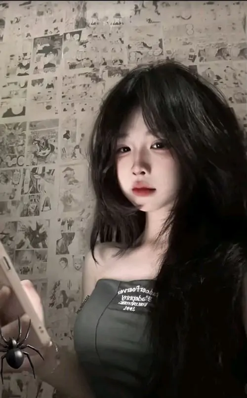 Trước tấm rèm hoa, cô gái tóc đen mặc váy đen ôm nhẹ, môi đỏ và mái tóc xoăn tạo nét ảnh girl xinh cuốn hút