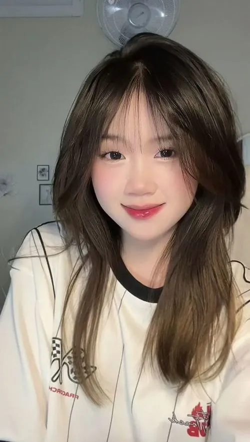 Phong cách trang điểm tự nhiên trong suốt tôn vinh đường nét thanh tú hút hồn tạo điểm nhấn cho gái xinh Hàn Quốc yêu kiều.