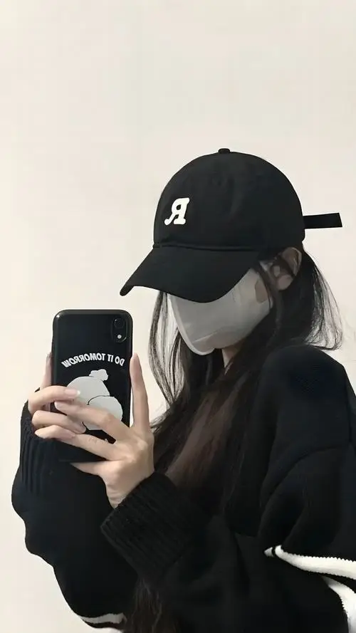 Mũ lưỡi trai đen và điện thoại che mặt tạo hình nền hot girl che mặt, áo khoác đen phối khẩu trang nhìn gọn và lạnh