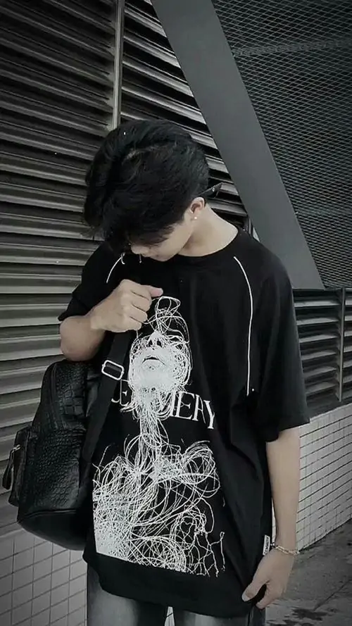 Mái tóc undercut nhuộm màu khói thời thượng che bớt ánh mắt của hình ảnh boy giấu mặt đang chăm chú điều chỉnh chiếc dây giày thể thao.