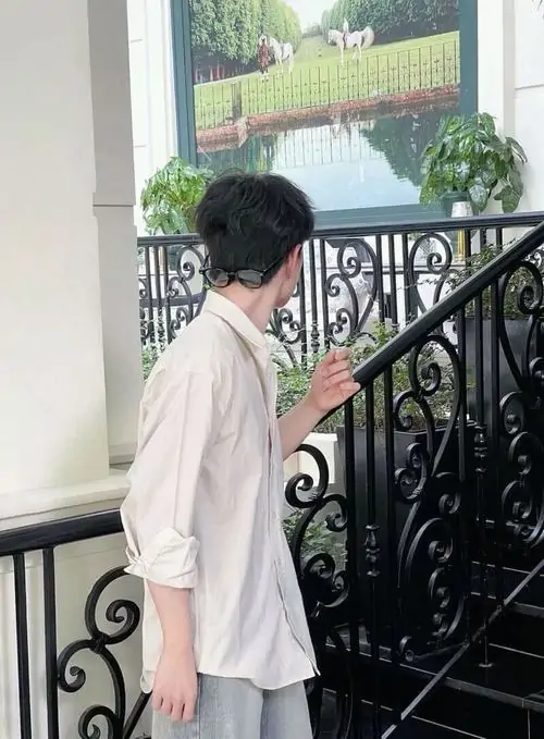 Bộ đồ nỉ màu kem thoải mái phối cùng đôi giày thể thao trắng giúp chàng trai có dáng người mảnh khảnh trông vô cùng năng động hiện đại.