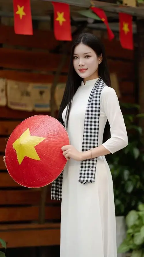 Bên khung cửa gỗ sơn nâu, người mẫu áo dài trắng đặt tay lên cổ áo, ánh mắt nhìn xa với vẻ nền nã