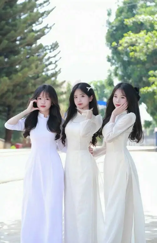 Dưới hàng hoa giấy, nàng áo dài tím cầm chiếc quạt nan, đứng nghiêng 45 độ để khoe dáng eo thon
