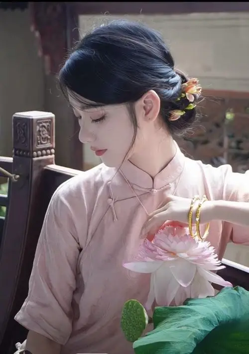Trong vườn sen sáng sớm, nàng áo dài trắng ôm hoa trước ngực, chọn cách pose dáng áo dài nhẹ như hơi thở