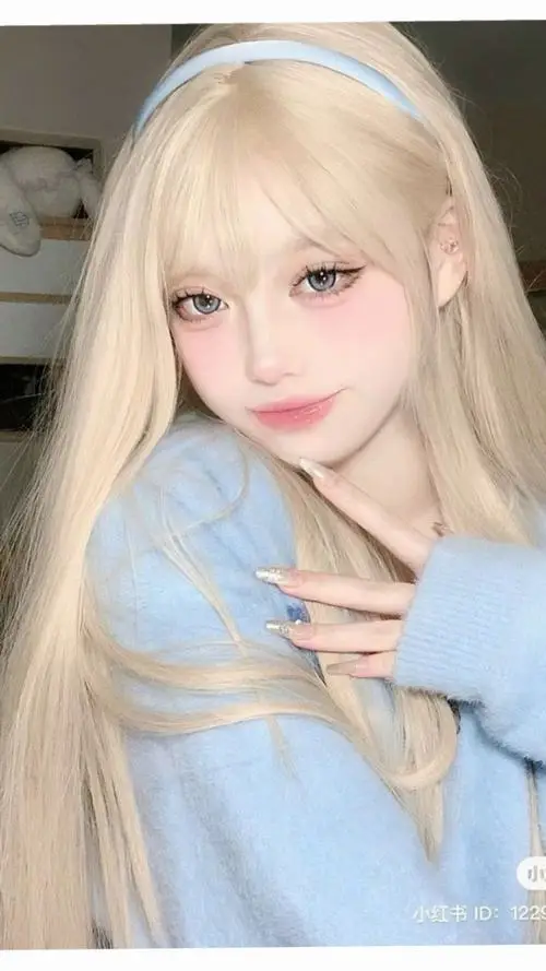 Cô gái trẻ sở hữu nụ cười tỏa nắng diện chiếc yếm jean tinh nghịch đang chăm sóc những chậu cây cảnh nhỏ xinh ngoài ban công ngập tràn ánh nắng