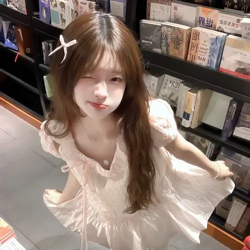 Ảnh thiếu nữ đẹp ôm bó hoa họa mi trắng ngần dạo bước trên phố Phan Đình Phùng vào một buổi sáng mùa thu Hà Nội lãng mạn ngập tràn lá vàng