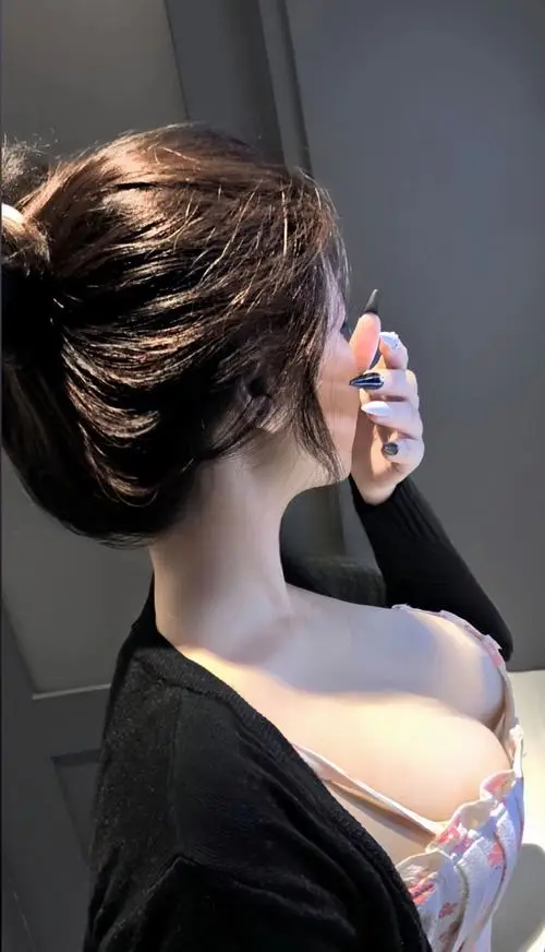 Ảnh hot girl mặc váy maxi trắng thướt tha đi dạo dọc bờ biển lúc hoàng hôn buông xuống nhuộm đỏ cả một vùng trời nước bao la lãng mạn