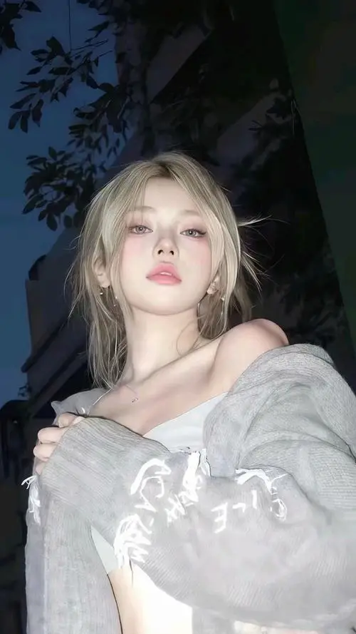 Hình mỹ nữ che chiếc ô trong suốt đi dưới cơn mưa phùn mùa xuân trên con đường nhỏ rợp bóng hoa anh đào nở rộ vô cùng thơ mộng lãng mạn