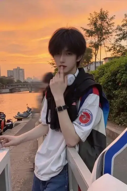 hinh anh trai dep mac vest lich lam sang trong 7