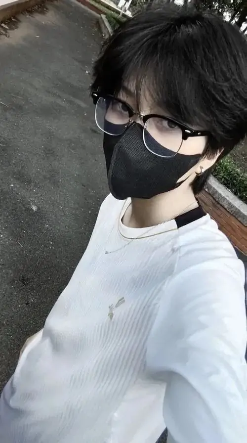 hinh anh trai dep mac vest lich lam sang trong 8