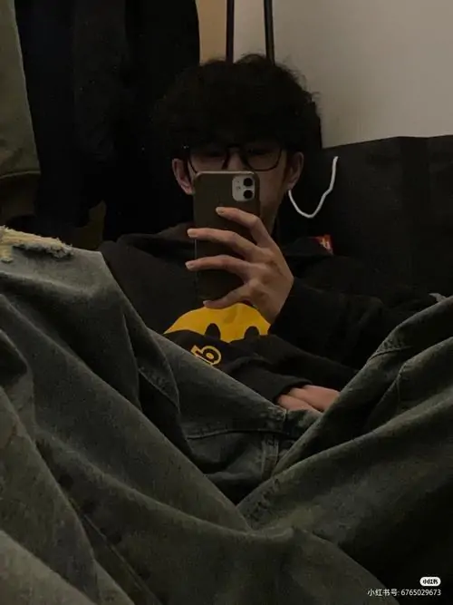 hinh anh trai xinh mac do chat che mat bi an 18