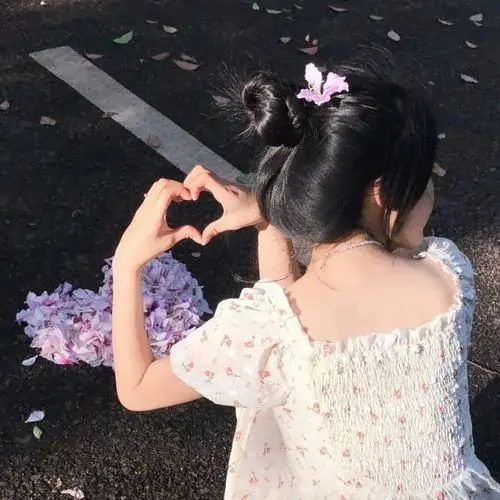 Đồi cát trải dài miên man dưới vầng thái dương rực lửa ôm trọn lấy vóc dáng thanh mảnh của một gái đẹp quay lưng đầy phóng khoáng cá tính.
