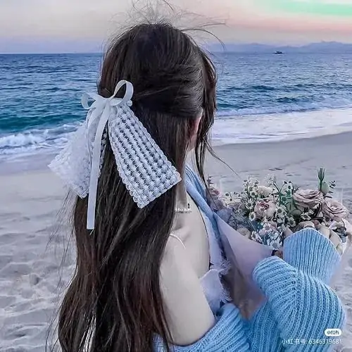 Chiếc khăn len màu đỏ tươi ấm áp nổi bật trên nền tuyết trắng xóa biến khung cảnh mùa đông thành một hình nền thiếu nữ từ phía sau tuyệt đẹp.
