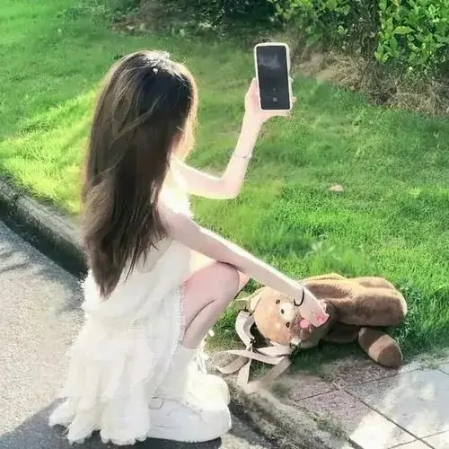 Hình đại diện Instagram bắt trọn nét duyên dáng của thiếu nữ mặc áo dài truyền thống thướt tha tham quan chợ hoa ngày Tết rực rỡ sắc màu.