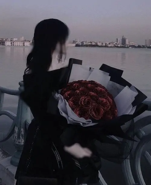 Ôm trọn bó hoa hướng dương trong vòng tay cô gái khéo léo dùng những cánh hoa vàng che đi nụ cười và gương mặt e ấp dịu dàng.