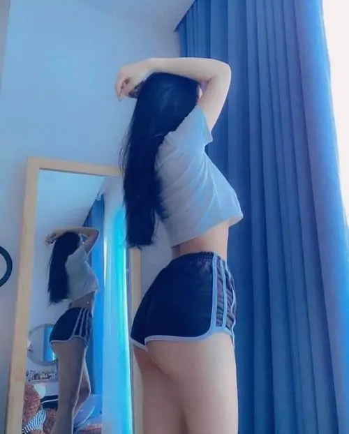 Dưới cơn mưa phùn lạnh giá một ảnh chụp giấu mặt ghi lại dáng vẻ cô gái che ô trong suốt bước nhanh qua ngã tư đường vắng lặng.