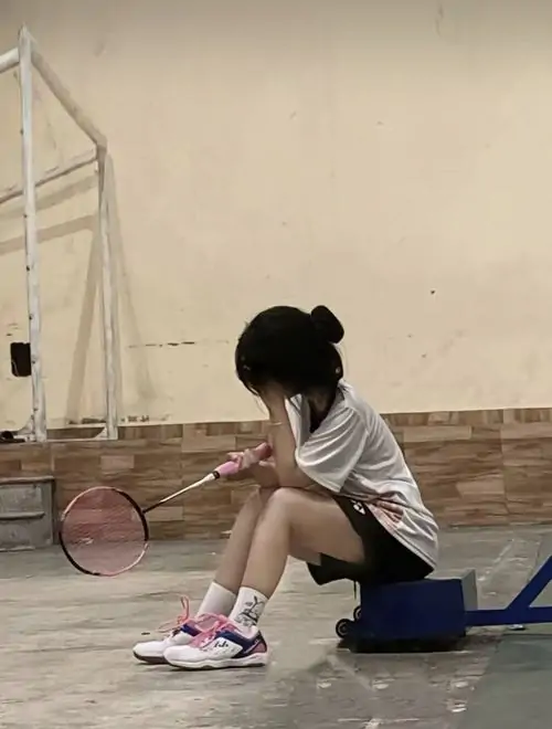 Áo đấu số mười may mắn ôm nhẹ vóc dáng, cô gái cầm bóng vàng trên sân cỏ tạo nên khoảnh khắc thể thao rạng rỡ
