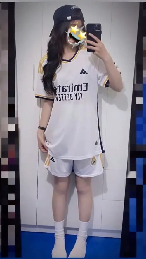 Một ảnh gái xinh mặc áo bóng đá thể thao ghi lại cô gái chạy chậm trên vạch sơn trắng, áo số rộng và mái tóc bay tự nhiên