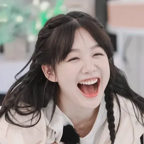 Góc nghiêng thần thánh làm nụ cười rạng rỡ nổi bật hơn, cô gái áo kem đứng giữa nắng sớm với vẻ đẹp hồn nhiên