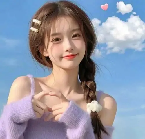Nền quán cà phê ấm màu giúp cô gái áo nâu nổi bật, mái tóc bồng bềnh và khóe môi cười tự nhiên rất xinh